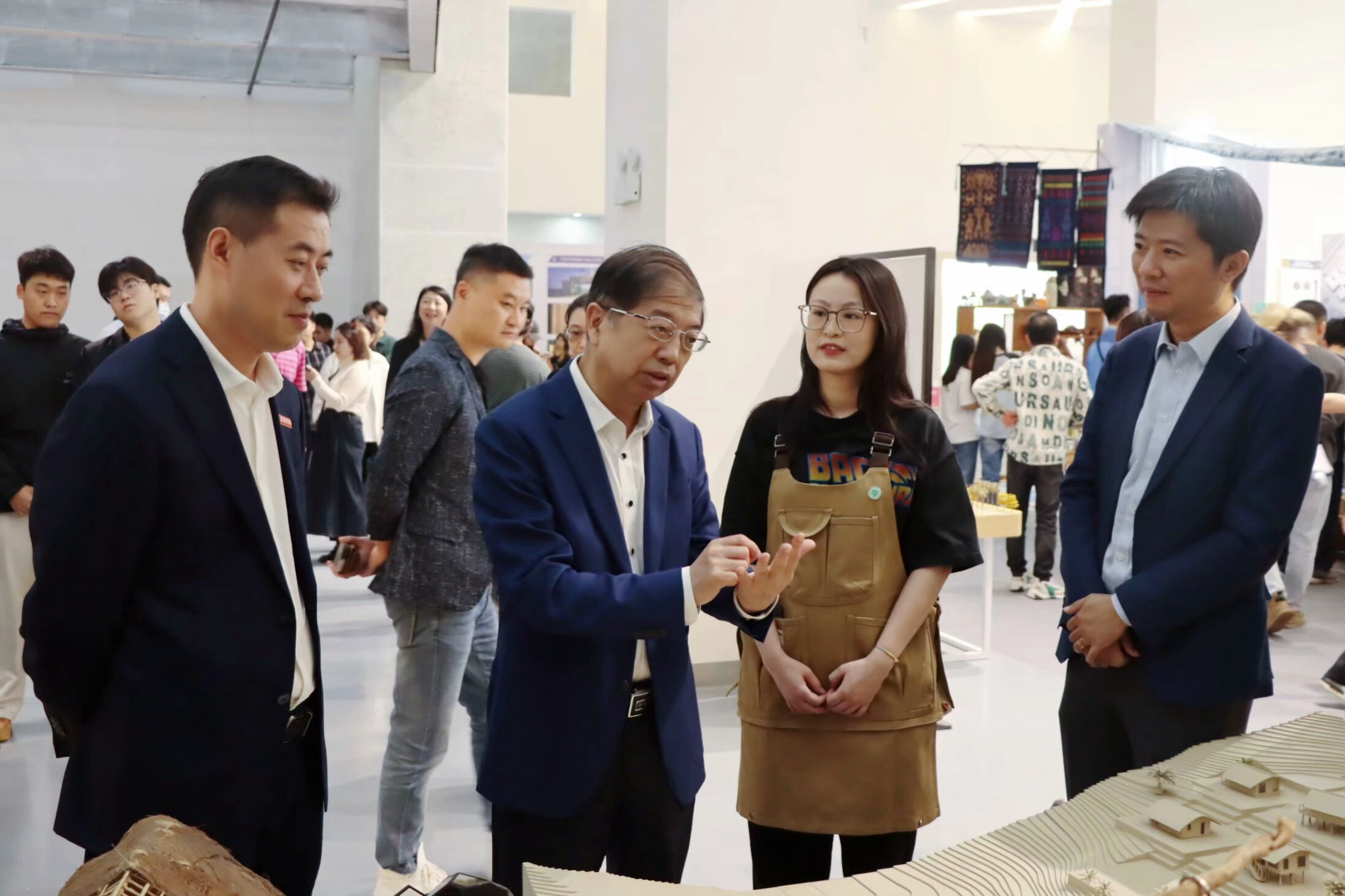 海南省第八届大学生艺术展演活动在海南师范大学图书馆隆重开幕