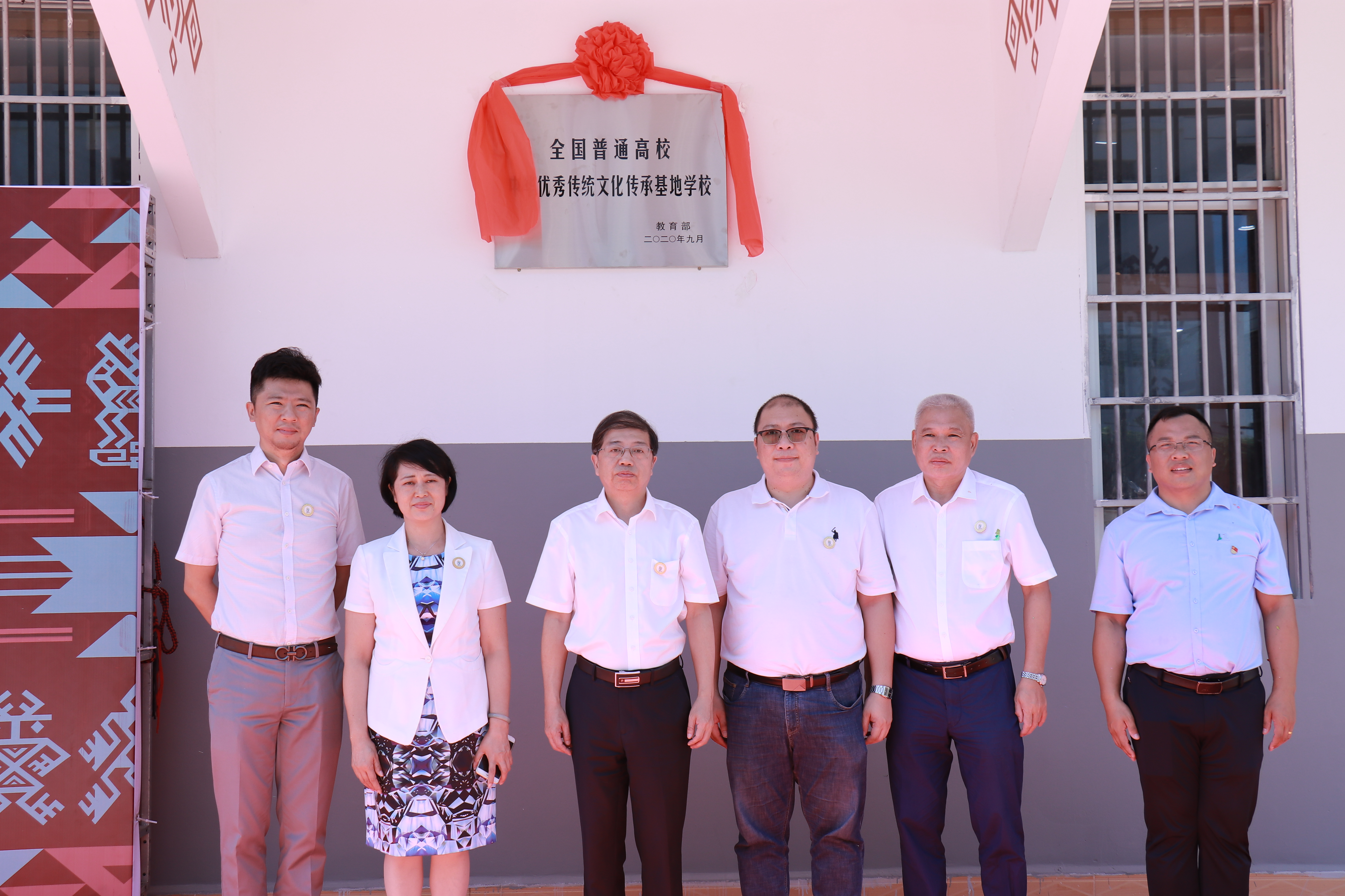 教育部中华优秀传统文化传承基地海南省“椰苗美育行动计划”试点学校授牌仪式圆满举行