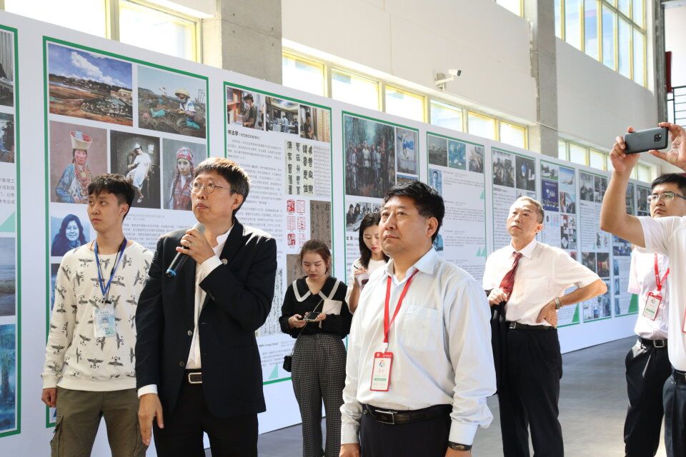 校庆嘉宾莅临美术学院参观指导