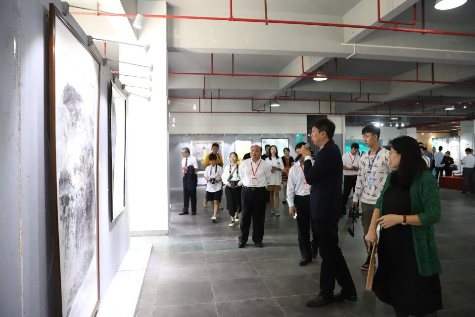 校庆嘉宾莅临美术学院参观指导