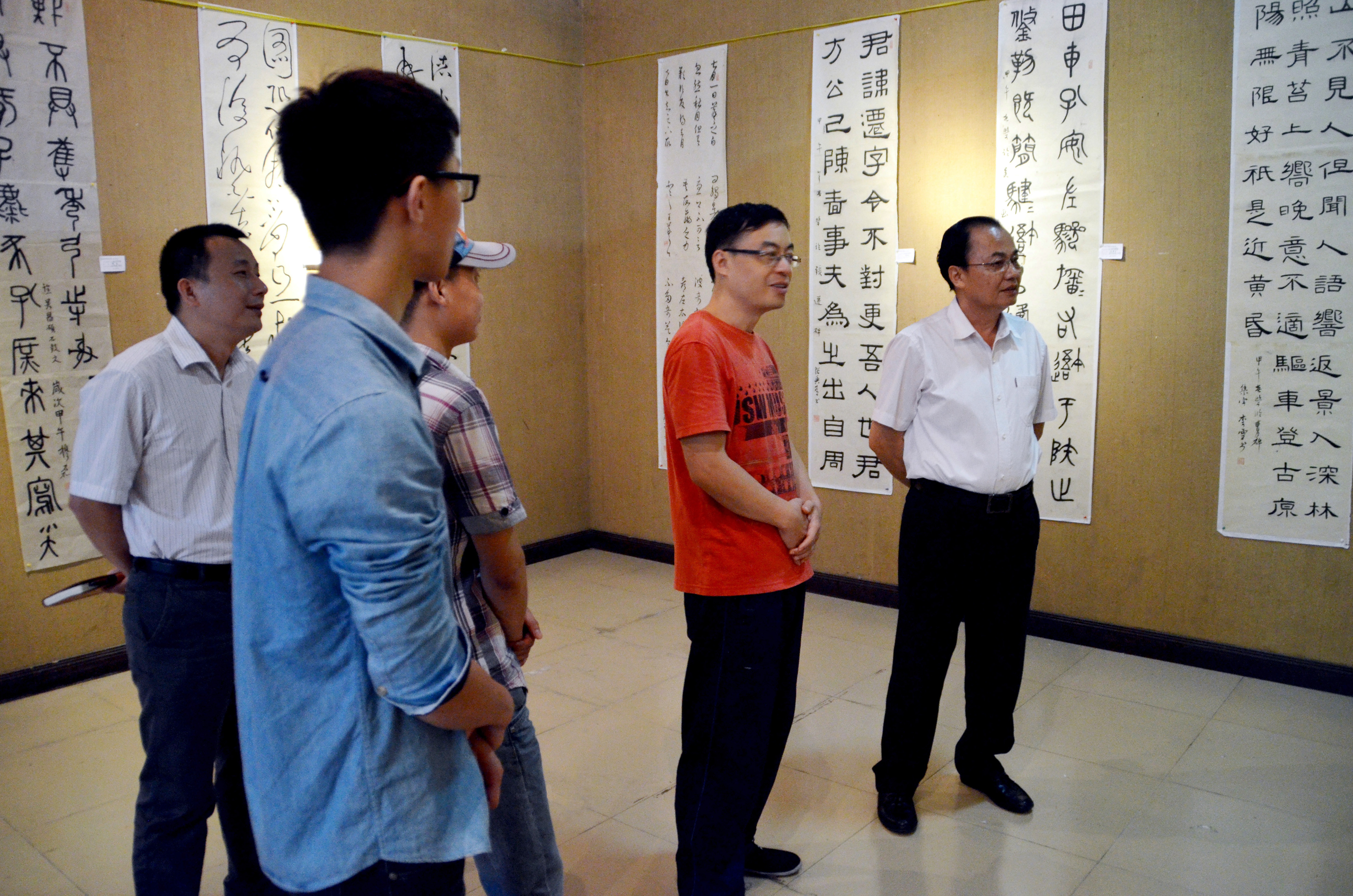 韩长日校长莅临美术学院观看《书法》课业展