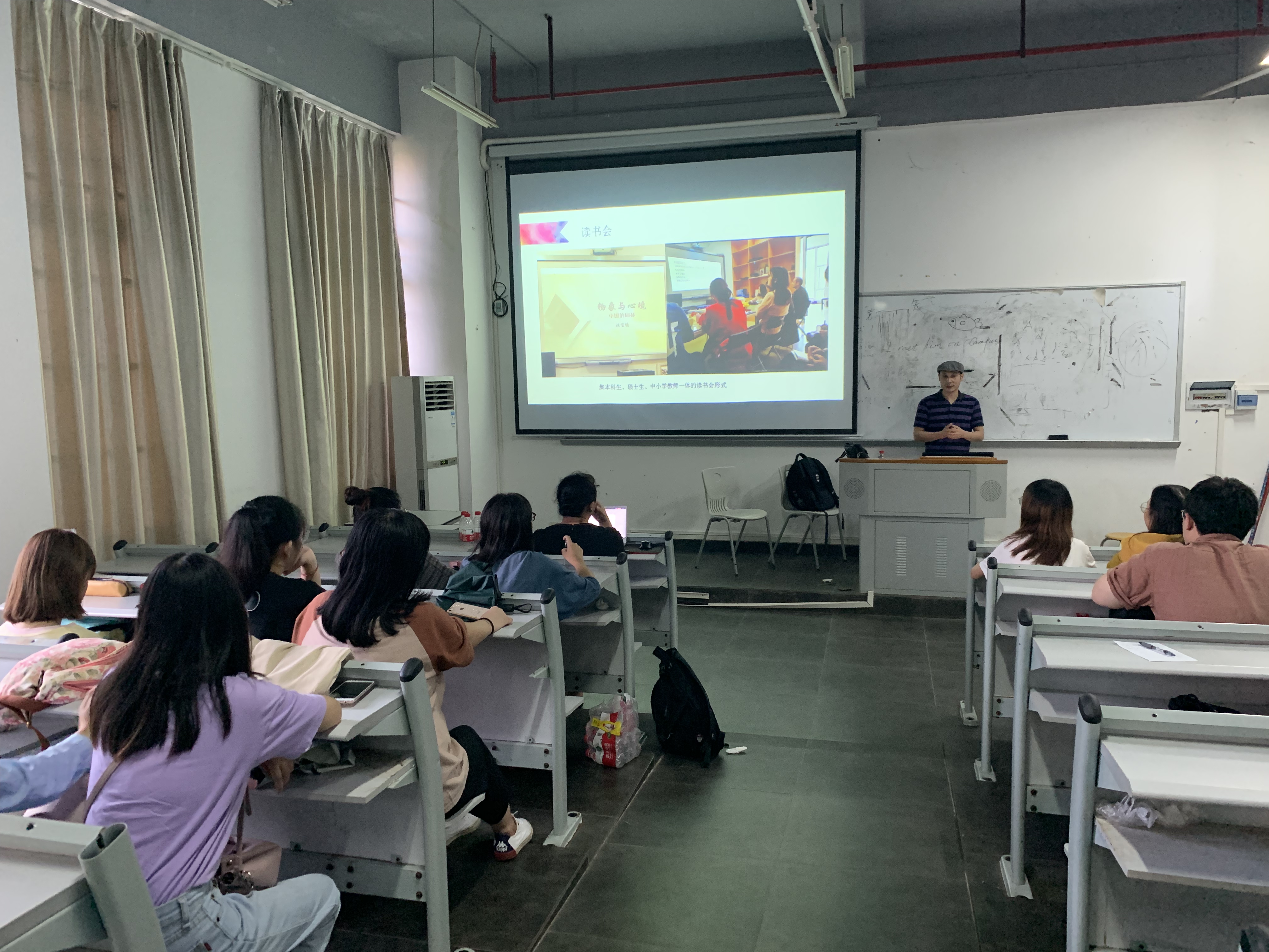 我院学科教学（美术）与美术教育研究生参加学术讲座活动