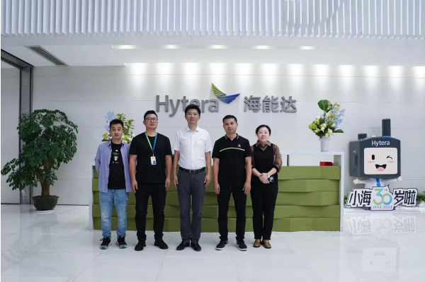 美术学院院长张引教授一行走访校友企业并与校友亲切座谈