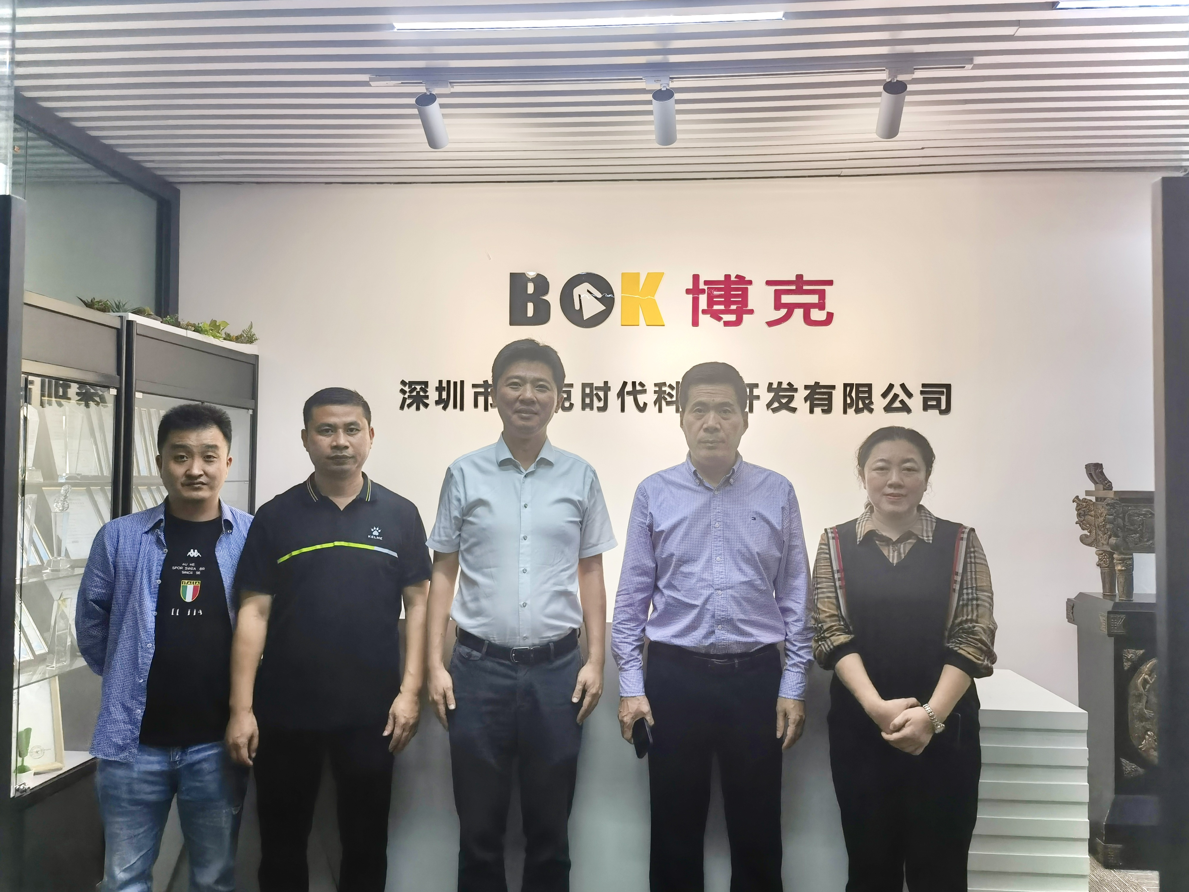 美术学院院长张引教授一行走访校友企业并与校友亲切座谈