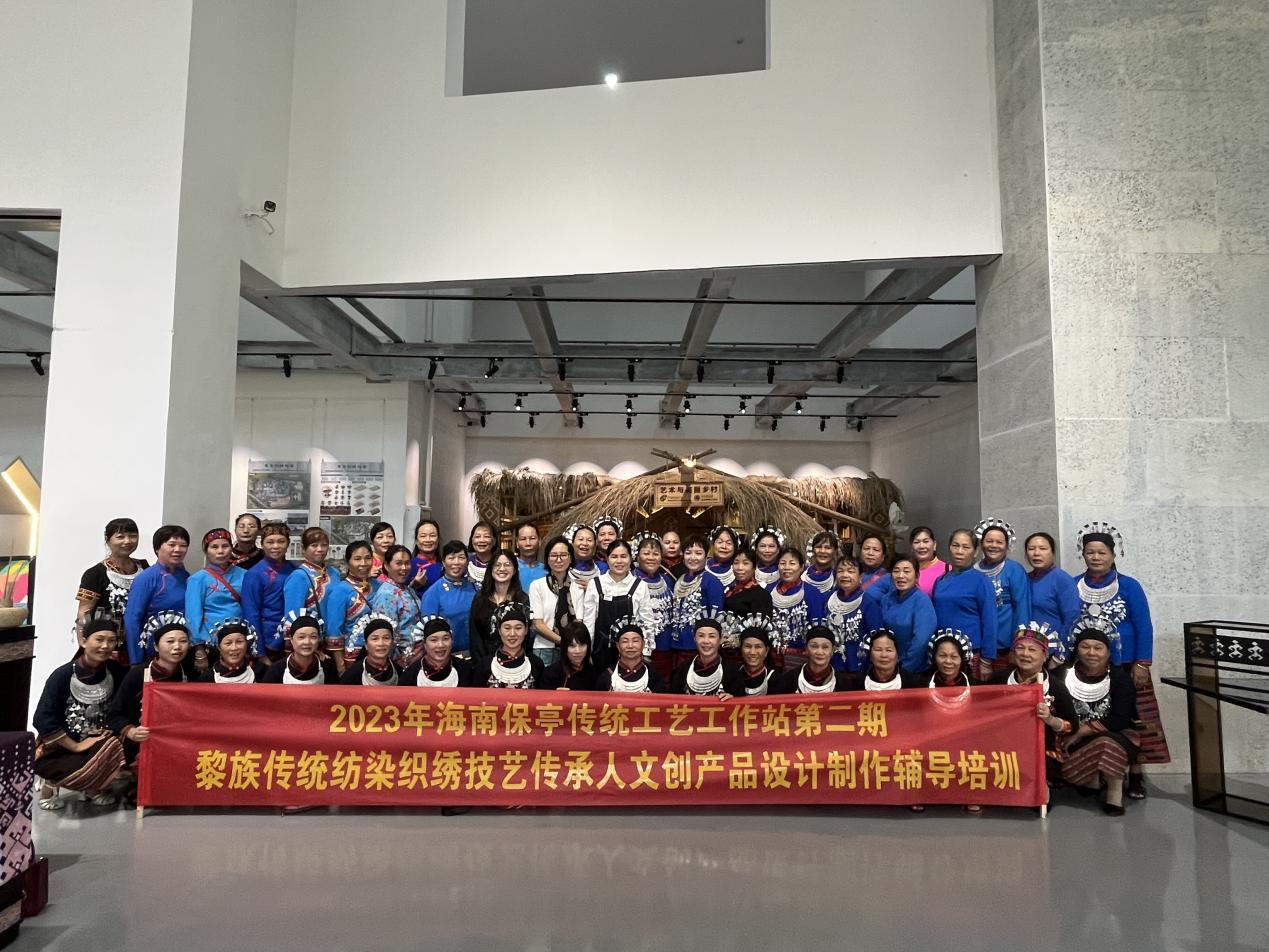 保亭县黎锦技艺传承人来美术学院教育部中华优秀传统文化（黎锦）传承基地考察