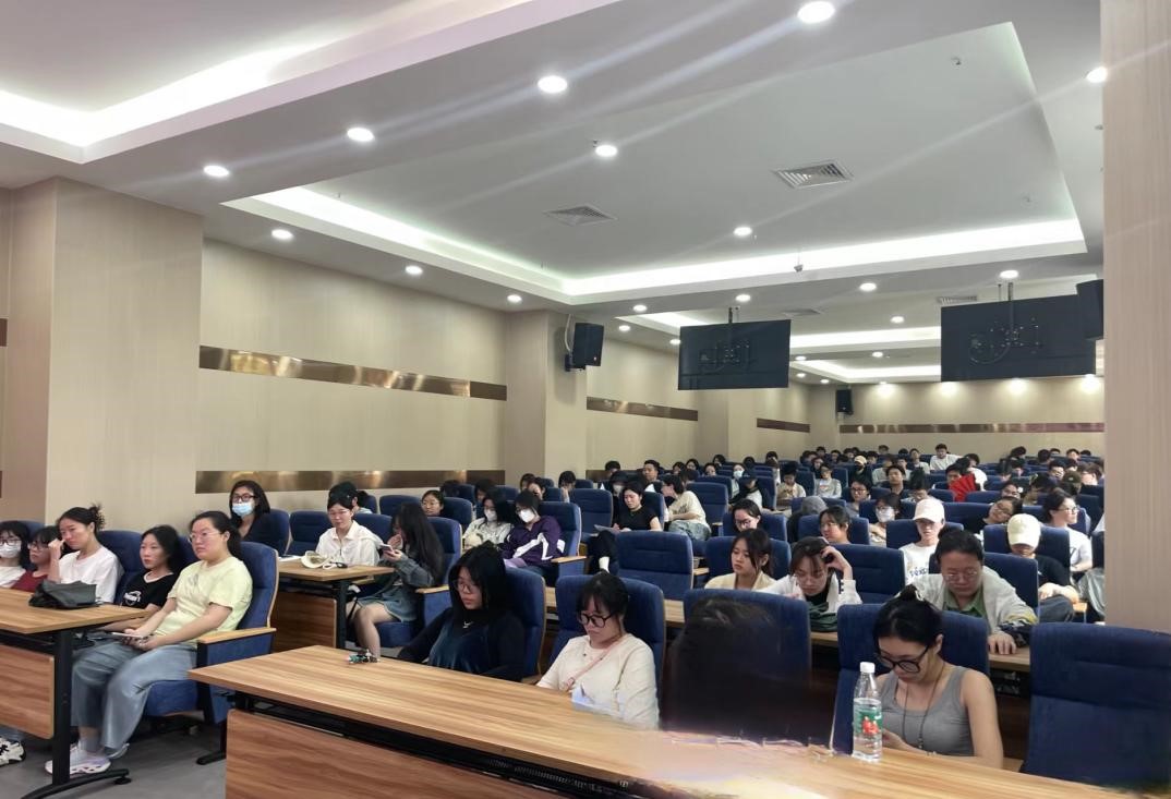 美术学院开展优秀校友就业宣讲会助力毕业生职业规划