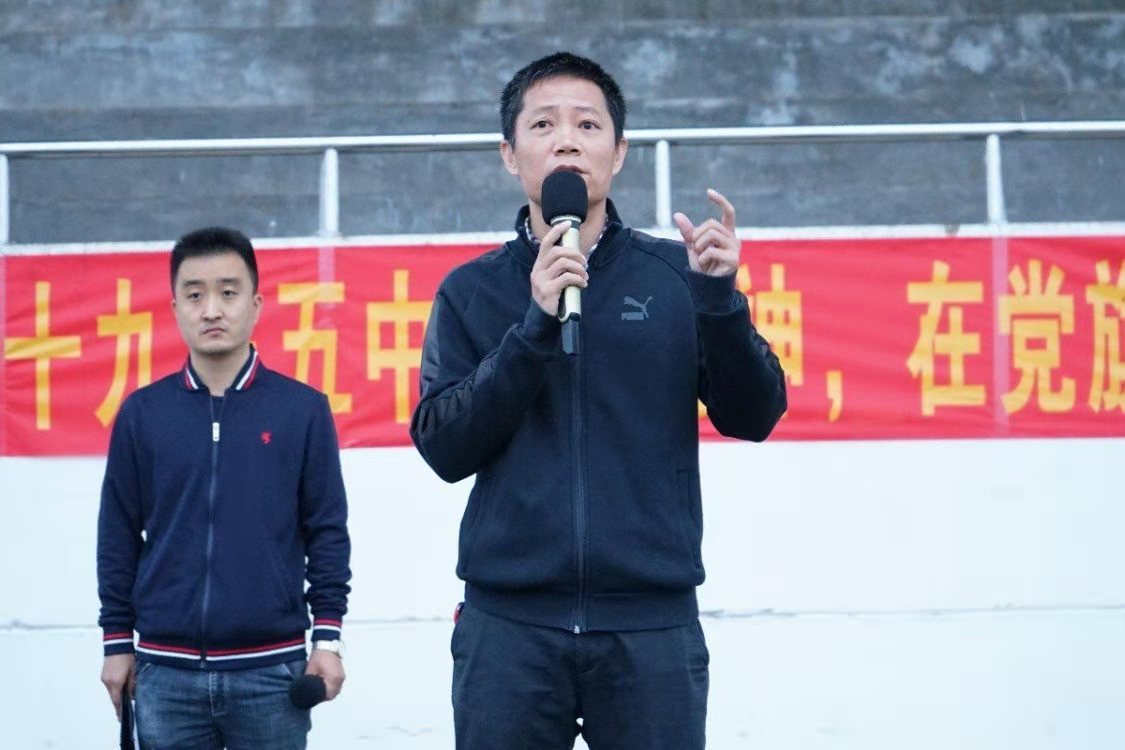 美术学院举行庄严的升国旗仪式