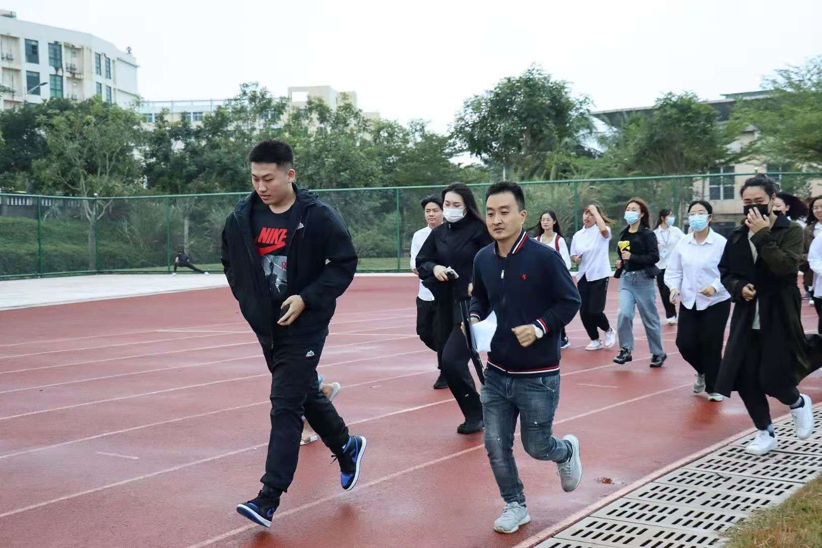 美术学院举行庄严的升国旗仪式