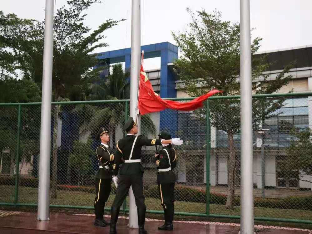 美术学院举行庄严的升国旗仪式