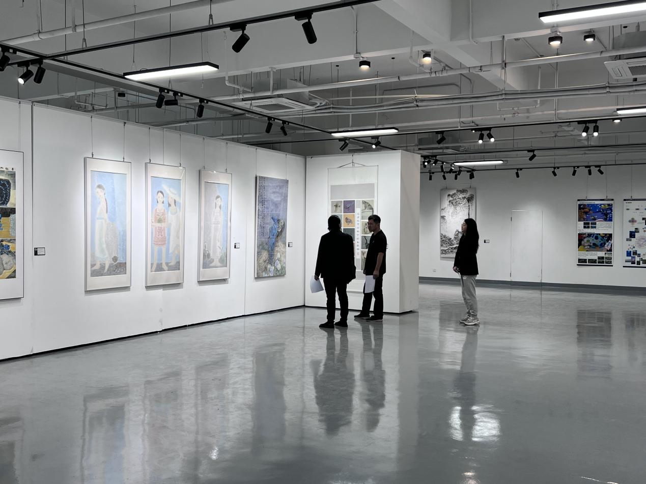 美术学院举办2021级硕士研究生中期展