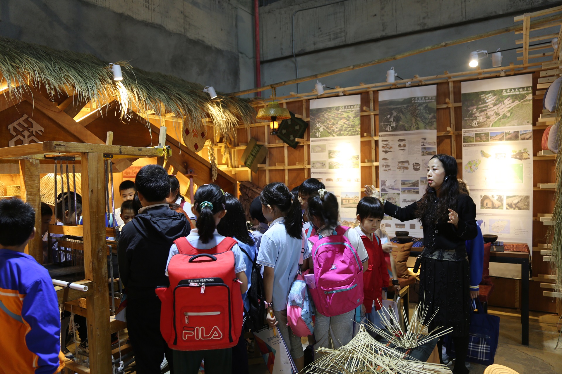 海南师范大学“黎锦”传承基地项目与微城未来学校开展实践培训活动