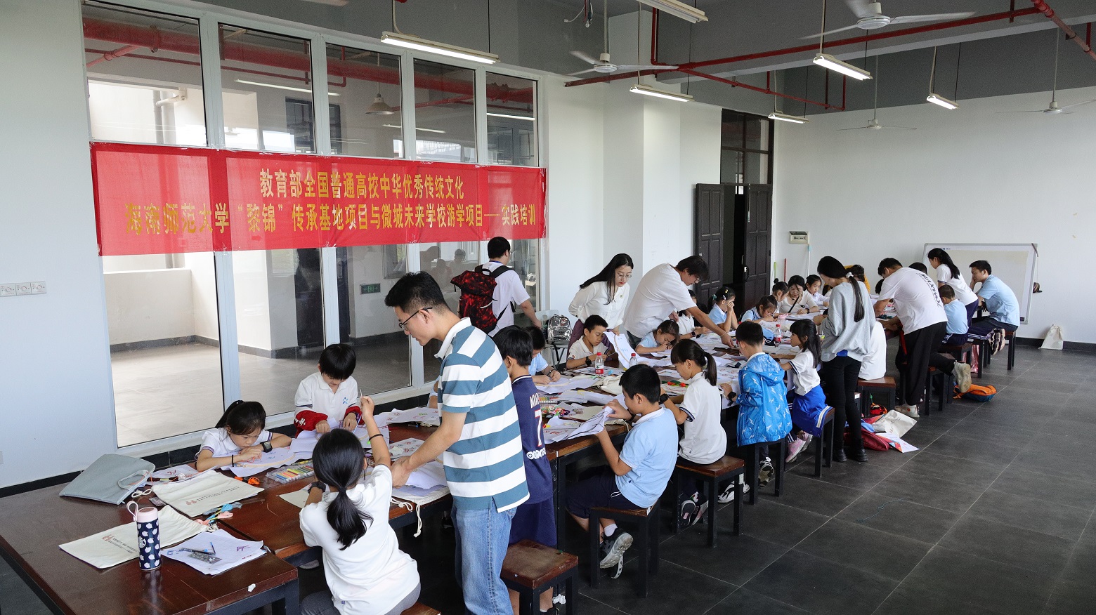 海南师范大学“黎锦”传承基地项目与微城未来学校开展实践培训活动