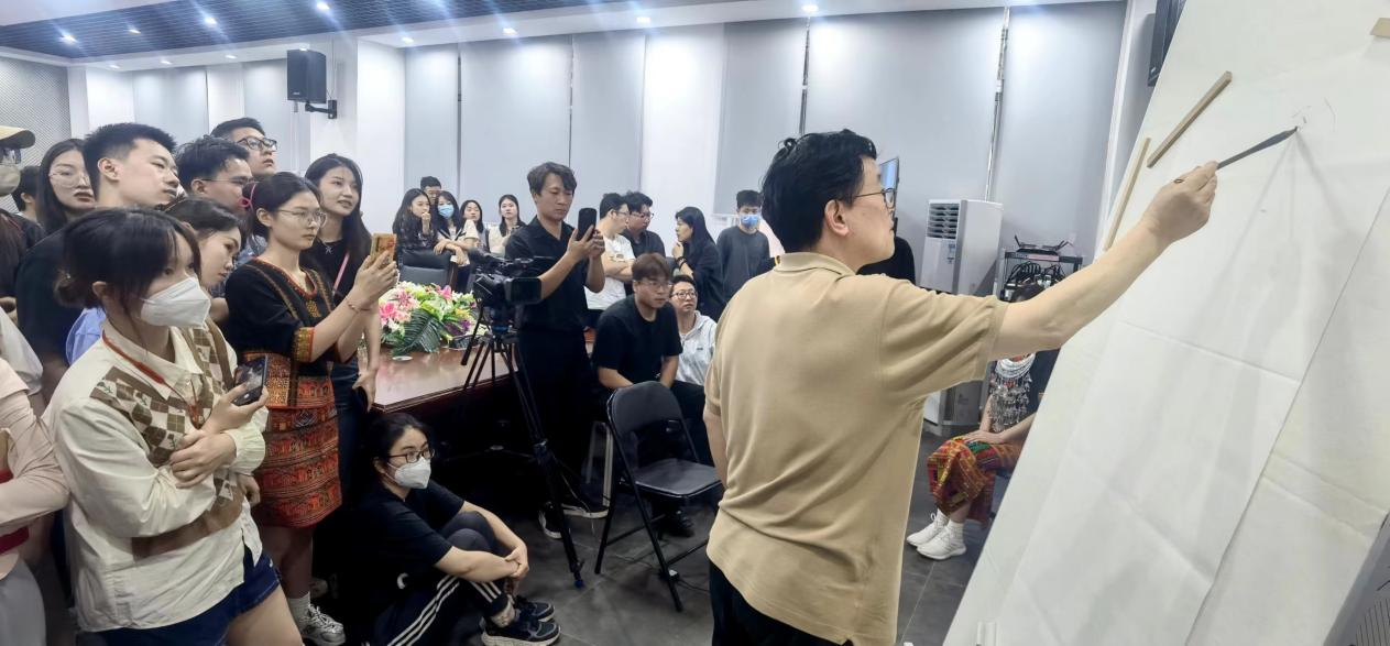 融合·开拓：时代发展与审美需求的统一——美术学院邀请邹立颖教授讲座