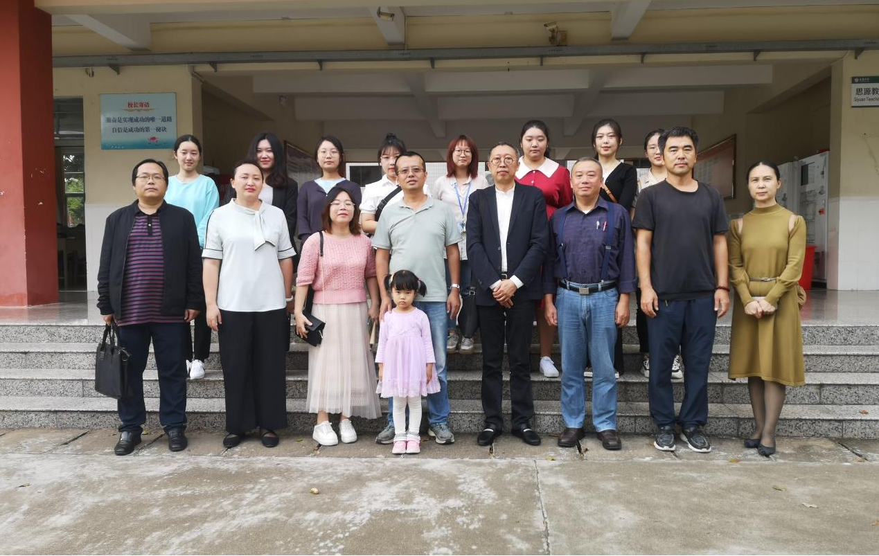 美术学院赴文昌市多个实习单位巡查教育实习工作情况